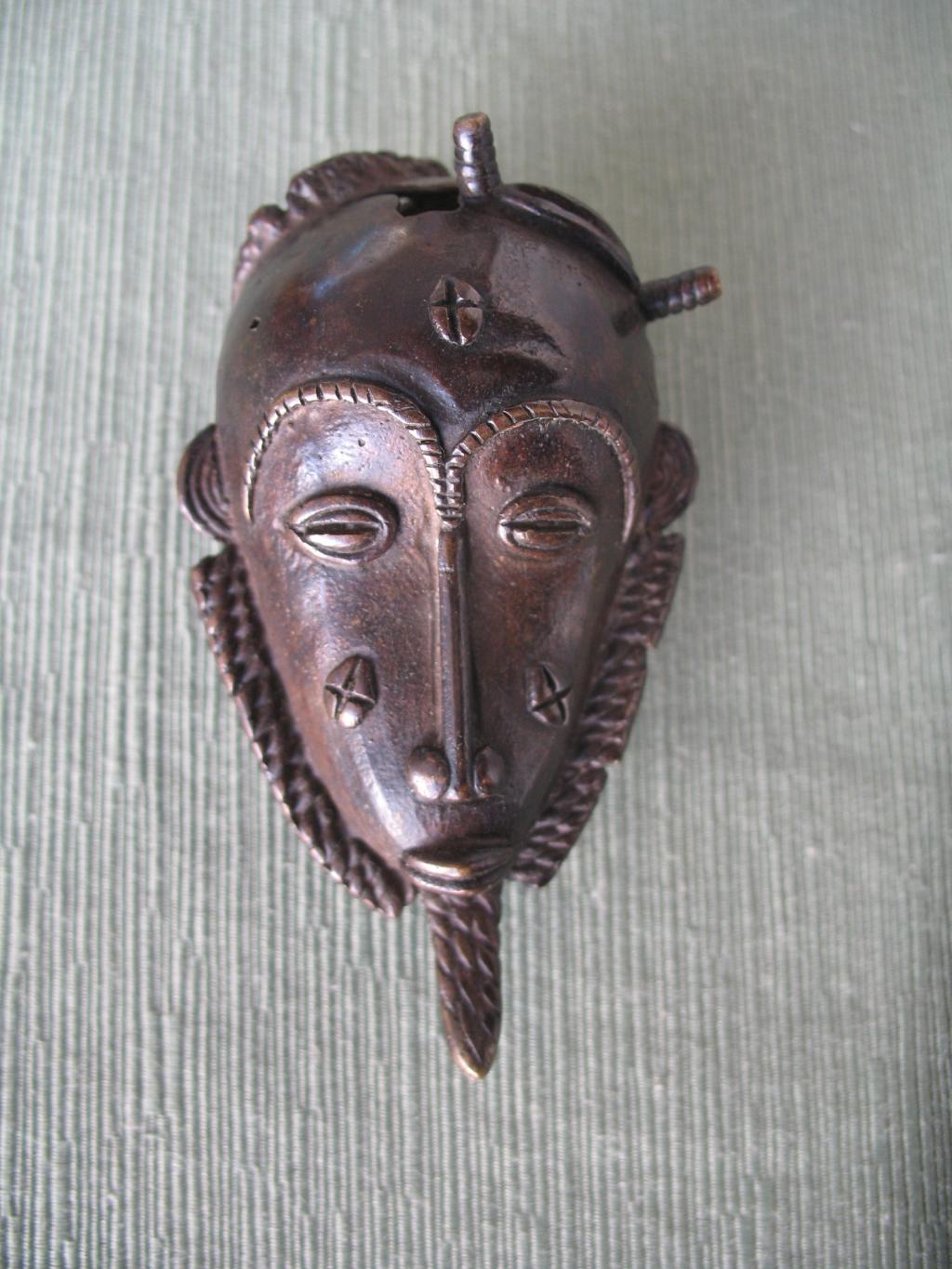 PEQUEÑA MASCARA DE BRONCE