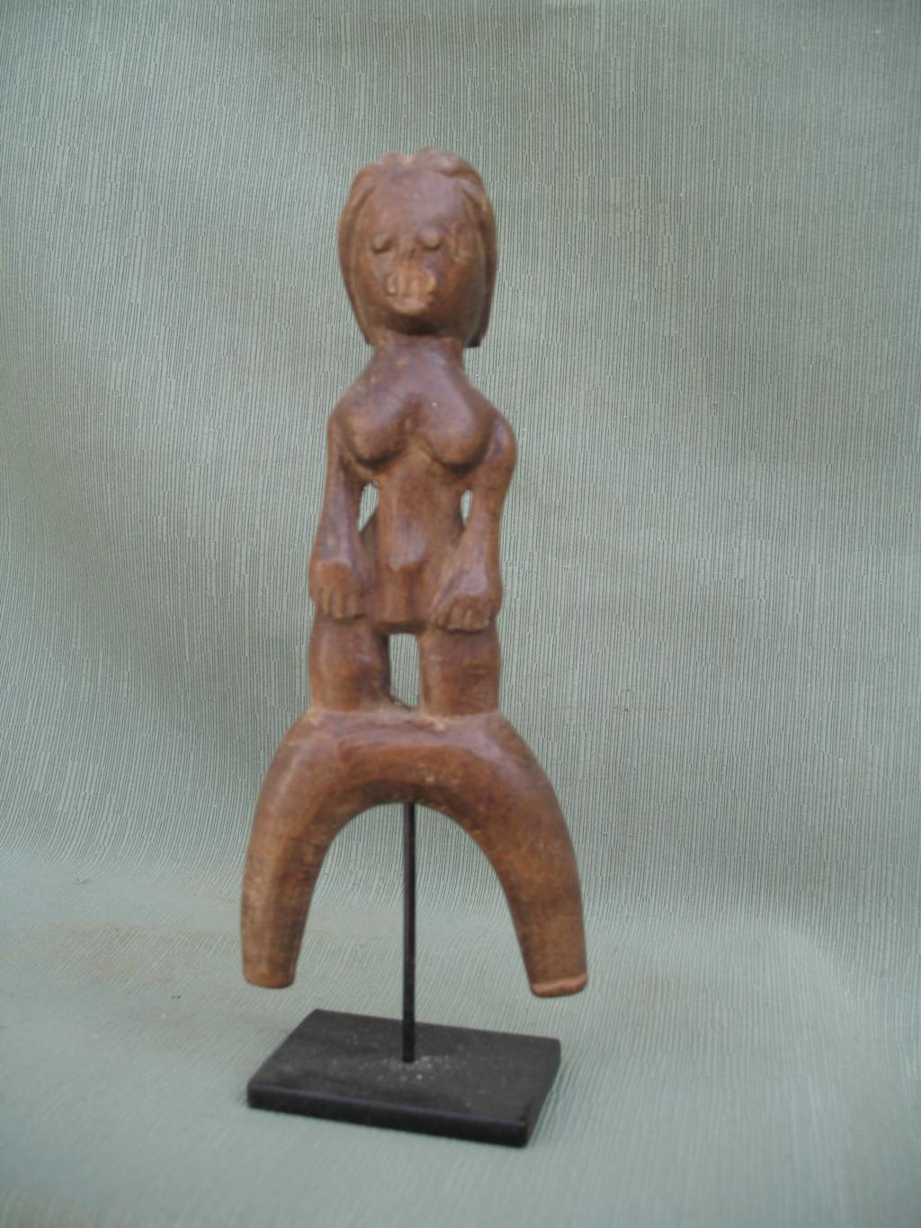 MUJER EN PIE