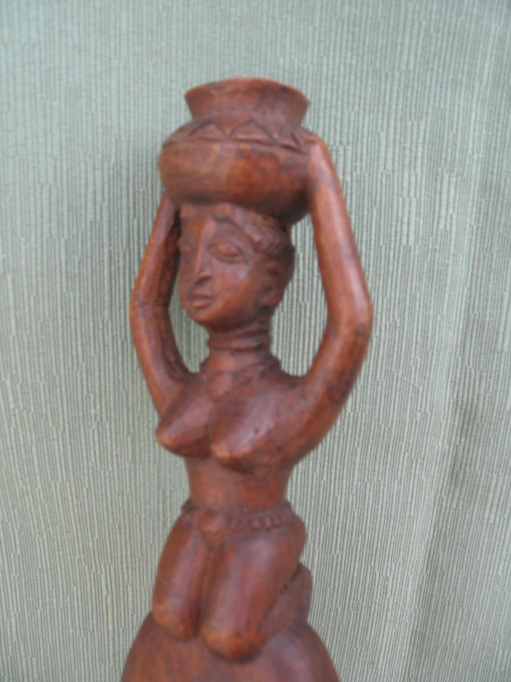 MUJER CON CANTARO