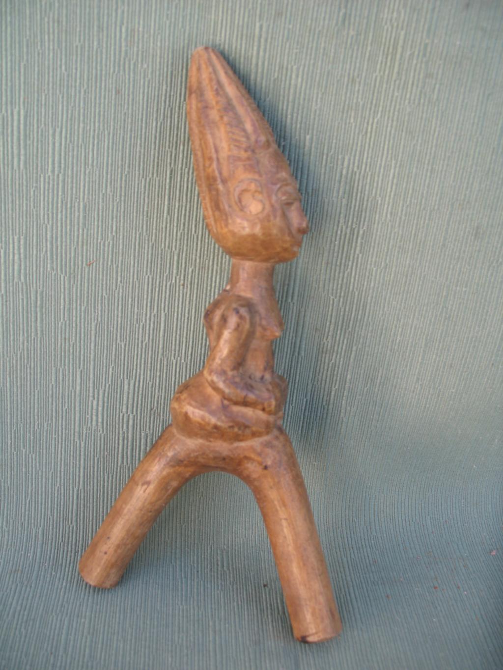 MUJER CON PEINADO CONICO
