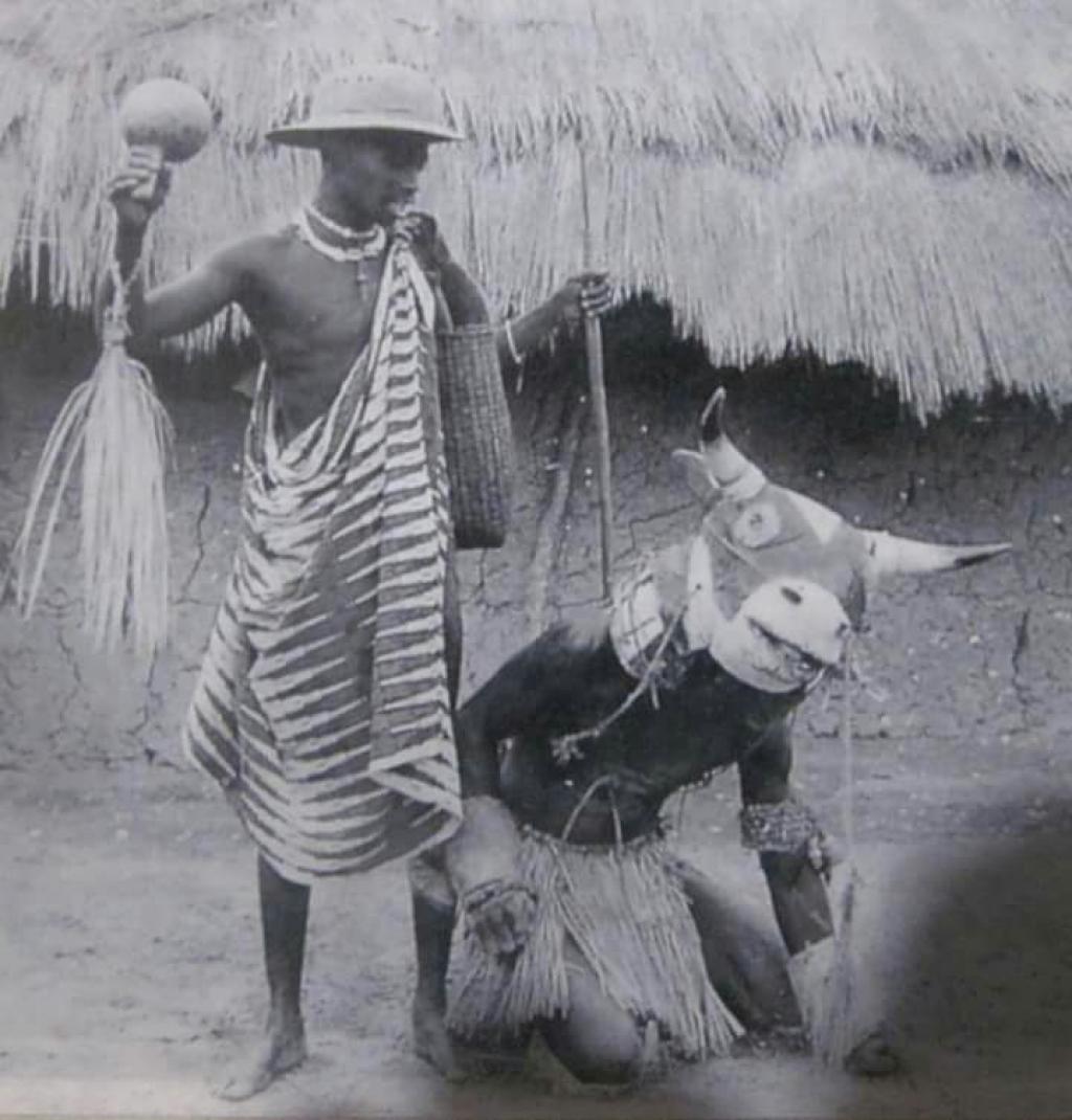 MASCARA DE BOVIDO DUNGBE
