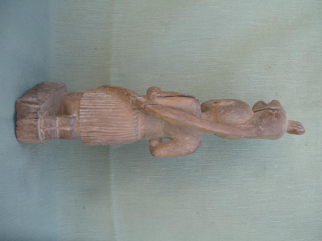 IRAN, MUJER ARRODILLADA CON PITON