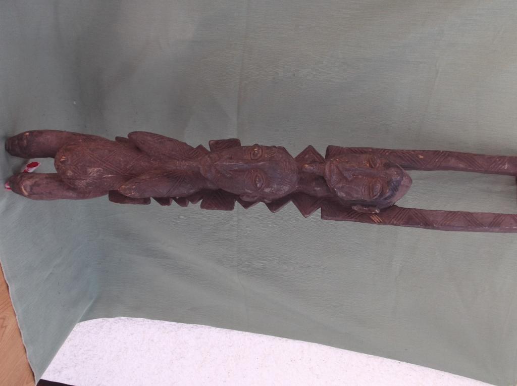 PAREJA BRAZOS LEVANTADOS