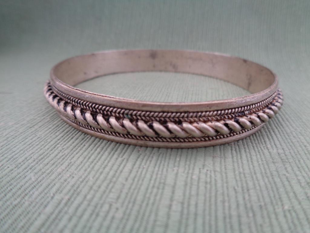 BRAZALETE CON CORDON EN RELIEVE