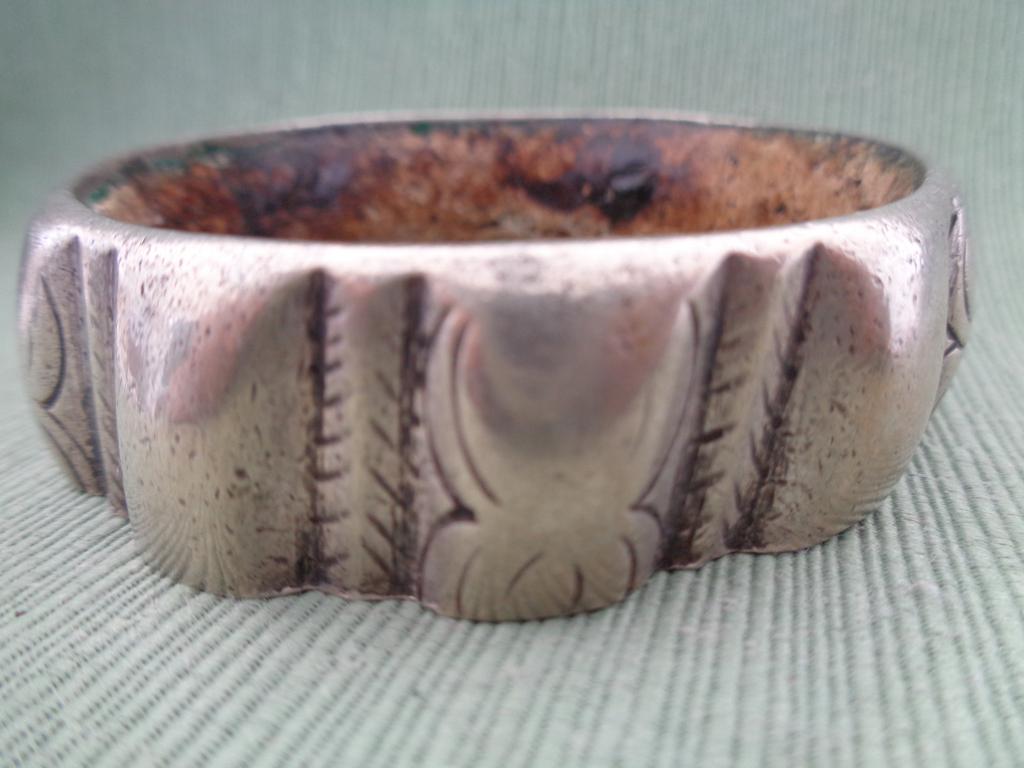 GRUESO BRAZALETE CON RELIEVES