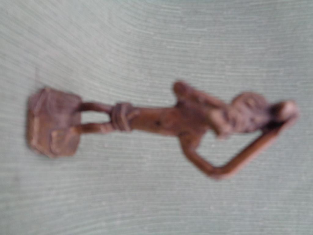 PESA CAMPESINO FUMANDO CON VAINA DE CACAO SOBRE LA CABEZA